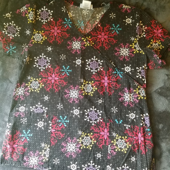 Medium snowflake themed scrub tops - Picture 6 of 7
